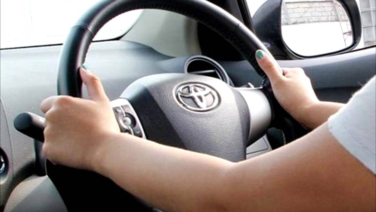 Tips Memegang Setir Mobil yang Benar dan Aman