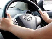 Tips Memegang Setir Mobil yang Benar dan Aman