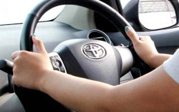 Tips Memegang Setir Mobil yang Benar dan Aman