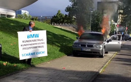 Protes, Pria Ini Bakar Mobil BMW Seri 7