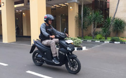  Asyiknya Mencoba Skuter Listrik Gesits, Ternyata Bisa Berjalan Mundur Loh!
