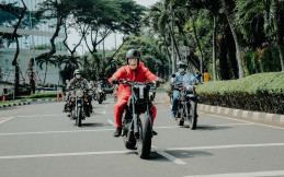 Pengguna Royal Enfield Custom Menarik Perhatian Pengguna Jalan Jakarta