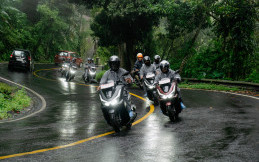 Memilih Tipe Jas Hujan yang Aman untuk Berkendara Menurut Instruktur Safety Riding