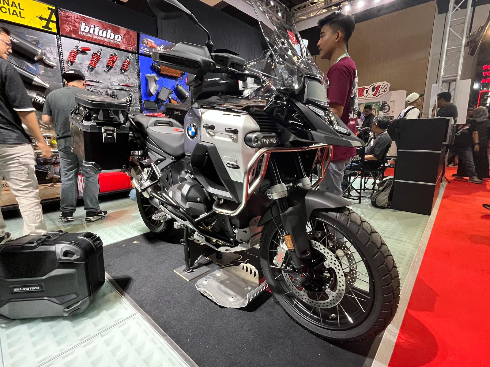 SW-Mototech Hadirkan Crash Bar, Tank Bag untuk Pecinta Touring