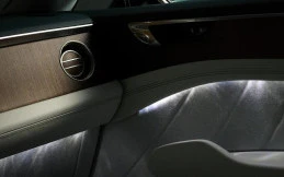 Intip Rumitnya Pengerjaan Kabin Premium Bentley