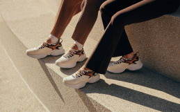 Dibanderol Rp6,8 Jutaan, McLaren Gandeng APL Rilis 3 Warna Sepatu Baru
