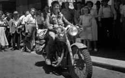 Terus Tumbuh, Royal Enfield Dukung Lady Bikers di Hari Perempuan Internasional