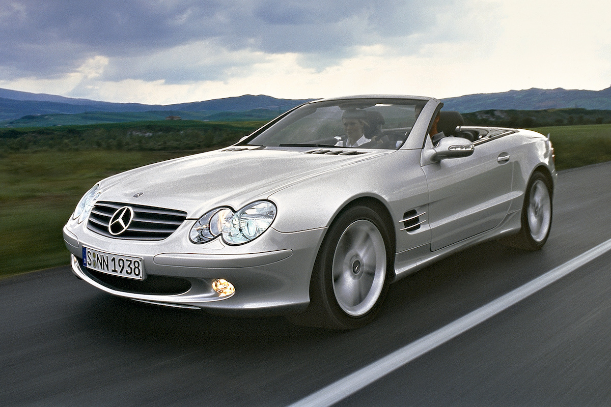 Pesona Mercedes-Benz SL R230: Dari Roadster ke Coupe
