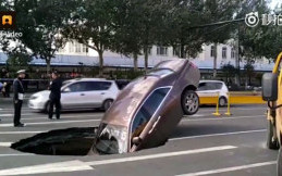 Video Mobil Rolls Royce Seharga Rp10 Miliar Masuk Lubang 