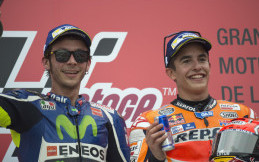 Tolak Jabat Tangan Marquez, Lorenzo Ejek Rossi Seperti Anak Kecil