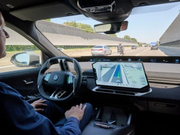 BMW Rilis BMW Maps dengan Driver Assistance di Operating System X