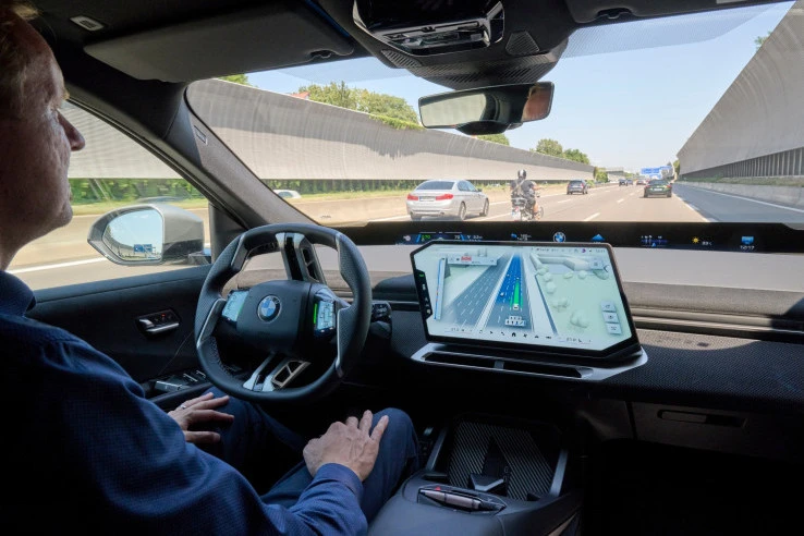 BMW Rilis BMW Maps dengan Driver Assistance di Operating System X