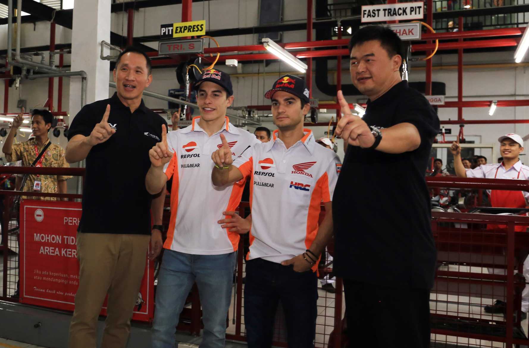 CEO Wahanaartha Group, Robbyanto Budiman, Chief Of Marketing Wahana Honda, Edi Setiawan Mengapit Marc Marquez dan Dani Pedrosa