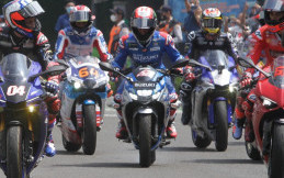 Duo Pembalap Suzuki Ecstar Ramaikan Parade di Jalanan Jakarta 