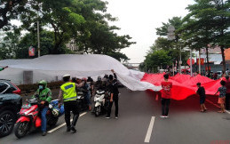 Bikin Macet, Bendera Merah Putih Jumbo Terbentang di Jalan Jakarta