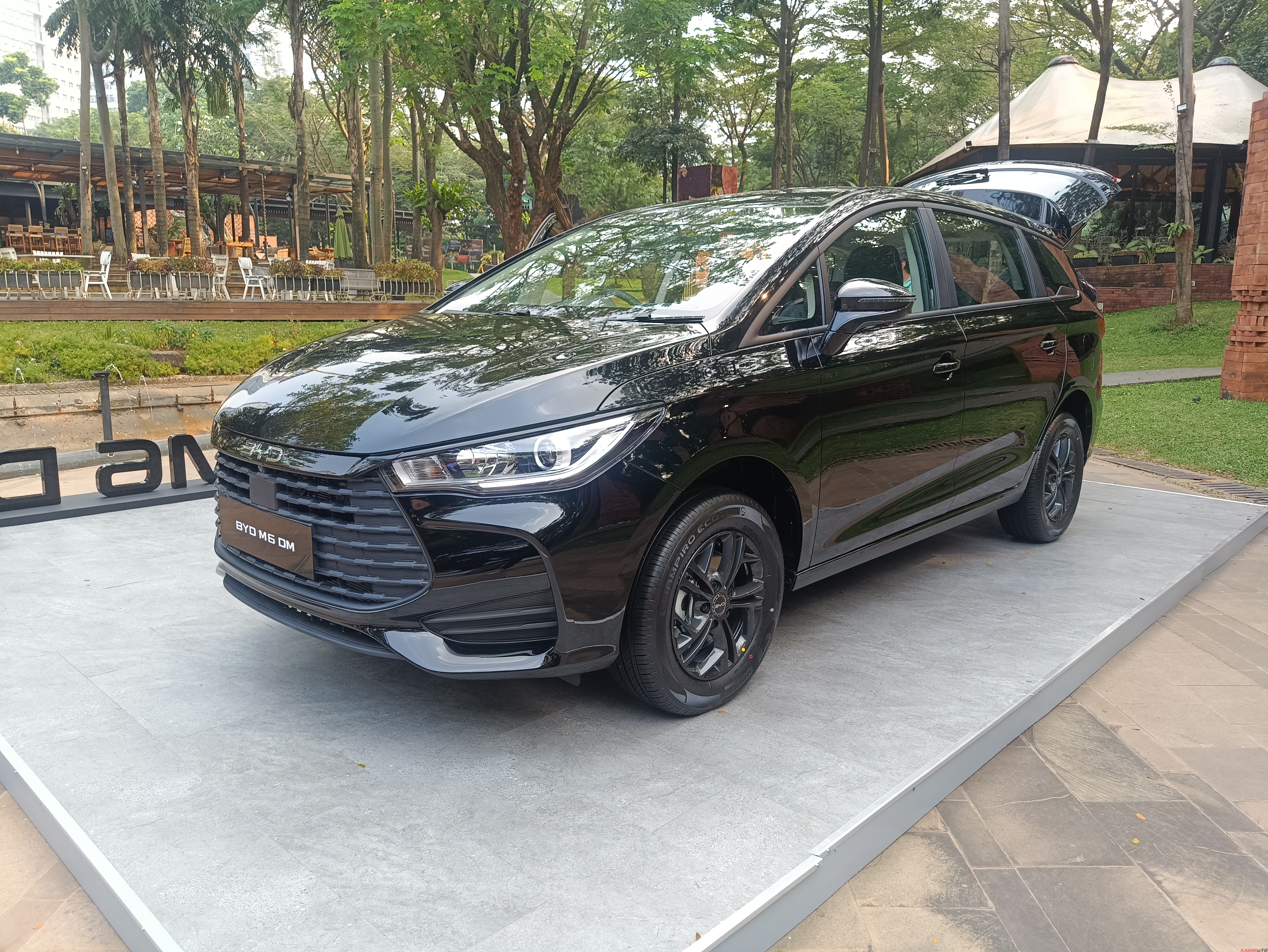 Pasar PHEV Indonesia Memanas di Agustus 2026: BYD M6 DM Makin Perkasa, Mana DFSK E5 Plus?