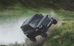 Tangguhnya New Land Rover Defender Bakal Muncul di Film James Bond No Time To Die