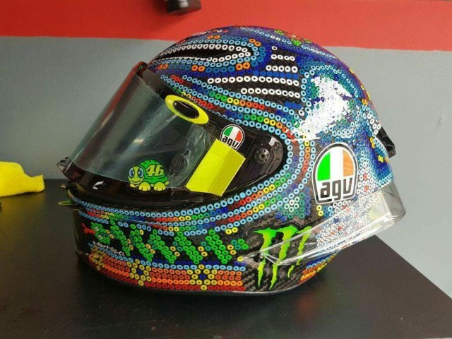 Rossi Pakai Helm Unik di Sepang
