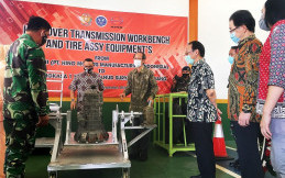 Cetak SDM Andal, Hino Serahkan Alat Bongkar Transmisi dan Ban