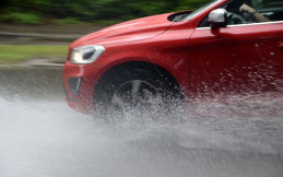 Waspadai Aquaplaning Saat Kemudikan Mobil dengan Cara Ini 
