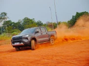 Siksa Toyota Hilux Baru di Sirkuit Pagedangan, Torsi Brutal dan Suspensi Makin Nyaman