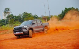 Siksa Toyota Hilux Baru di Sirkuit Pagedangan, Torsi Brutal dan Suspensi Makin Nyaman