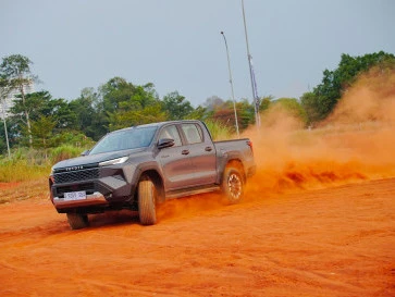 Siksa Toyota Hilux Baru di Sirkuit Pagedangan, Torsi Brutal dan Suspensi Makin Nyaman