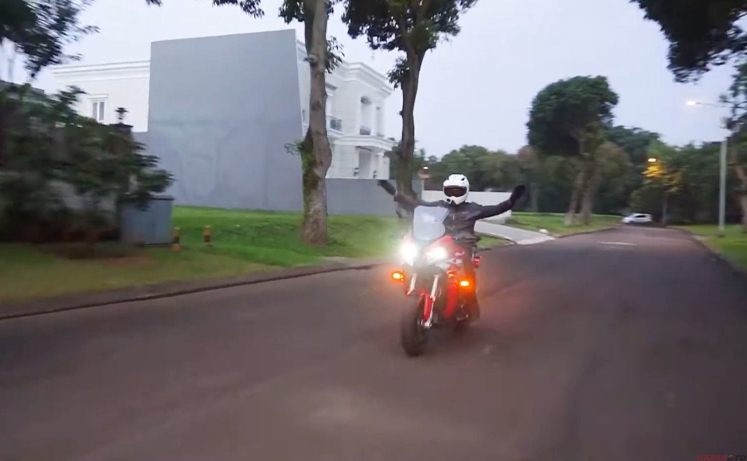 Touring Pakai Lampu Hazard, Jangan Norak, Sob!