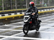 Pakai Jas Hujan Enggak Boleh Sembarang, Coba Simak Kata Instruktur Safety Riding Ini