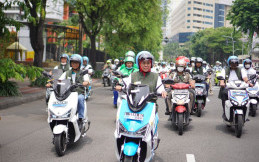 Naik Motor Listrik Saat Hujan, Perhatikan Hal Ini