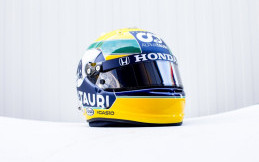 Pierre Gasly Tunjukkan Helm Penghormatan Untuk Ayrton Senna