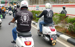Komunitas Kutu Vespa Sosialisasi Bahaya Pakai Ponsel di Jalan pada Ojol