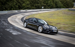Porsche Panamera Turbo 2021 Ukir Rekor Baru di Sirkuit Nurburgring 