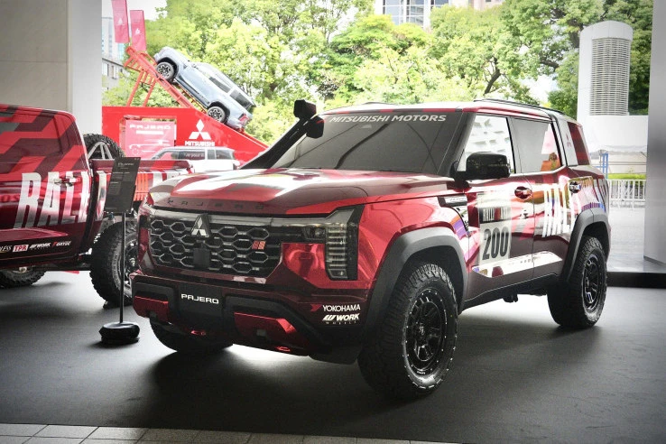 Mitsubishi Pajero Generasi Kelima Pamer Livery AXCR 2026