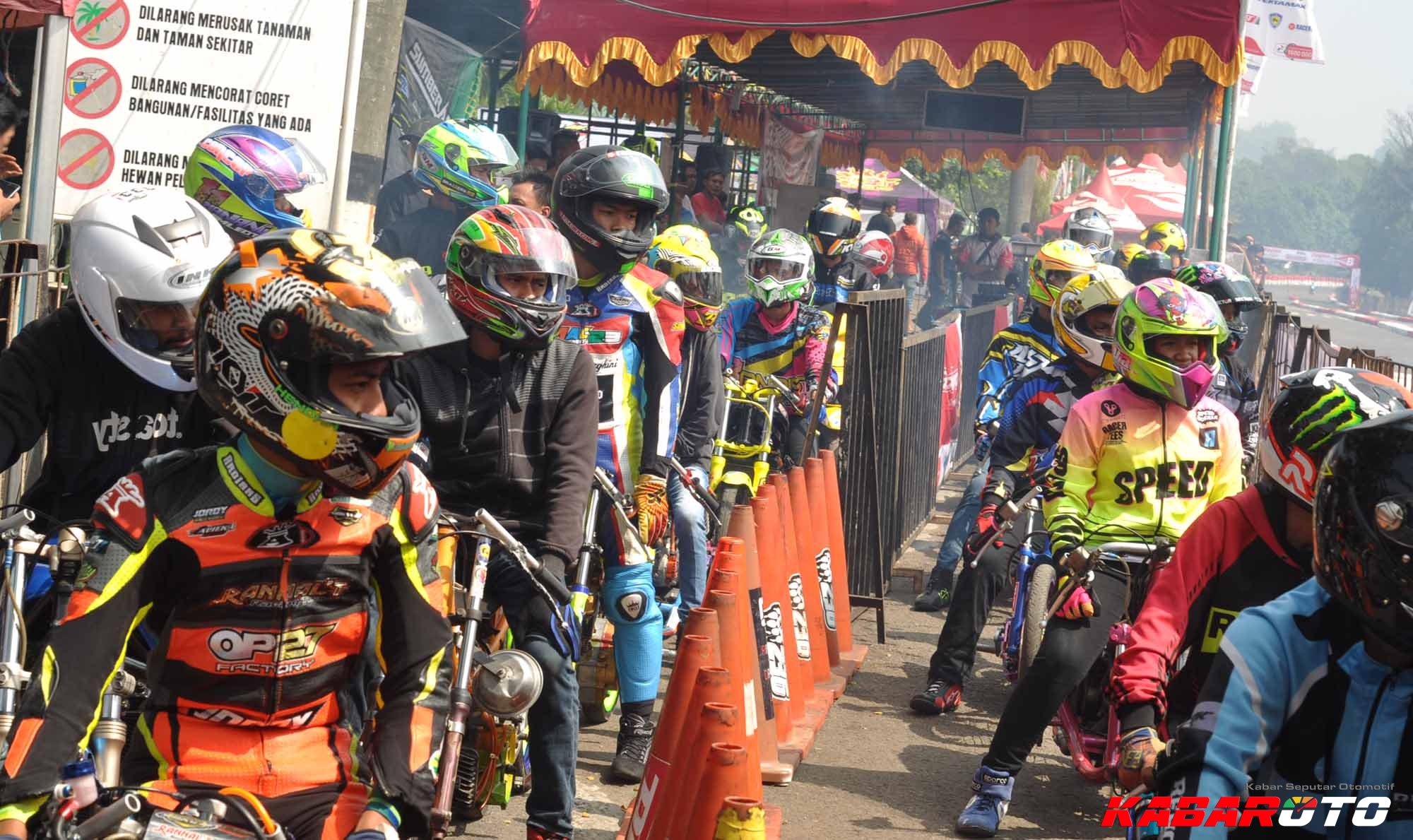 Video Pebalap Jatuhkan Rival dengan Karung