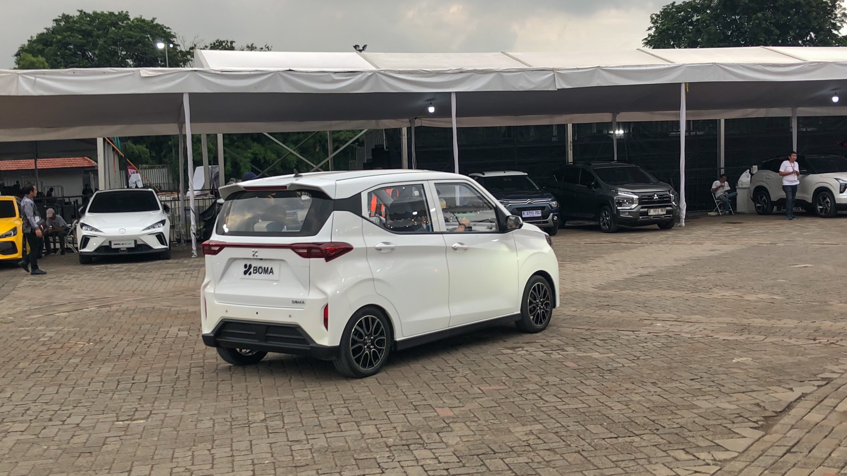 Suspensi tergolong empuk untuk EV terjangkau