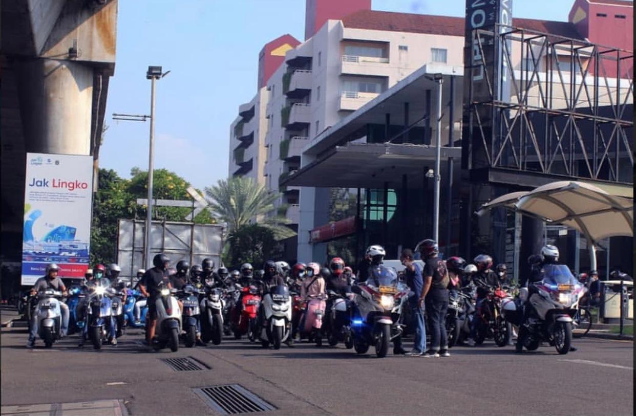 Ratusan Skuteris Perempuan Banjiri Jalan, Ada Apa?