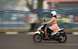 Penting Nih untuk Wanita Saat Mengendarai Motor