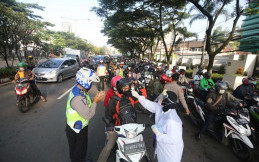 Ikuti Aturan PSBB Jawa Barat Sepeda Motor Boleh Angkut Penumpang dengan Syarat