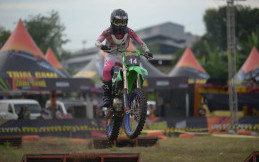 Trial Game Dirt 2025 Sidoarjo, Pembalap Motocross Gaspol Lahap Berbagai Obstacle