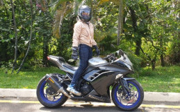 Tips Mengendarai Motor Sport untuk Para Kartini Masa Kini
