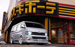 Toyota HiAce Dimodifikasi Ala Racing? Kenapa Tidak