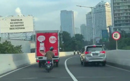Viral Motor Menghindari Polisi Ngumpet di Belakang Mobil Box
