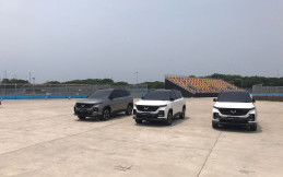 Begini Rasanya Mengemudi Wuling Almaz Hybrid di Sirkuit Jakarta International E-Prix 