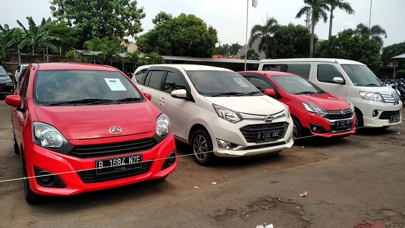 Ibu-Ibu Sibuk Antar Anak Sekolah, City Car Bekas Laris Manis