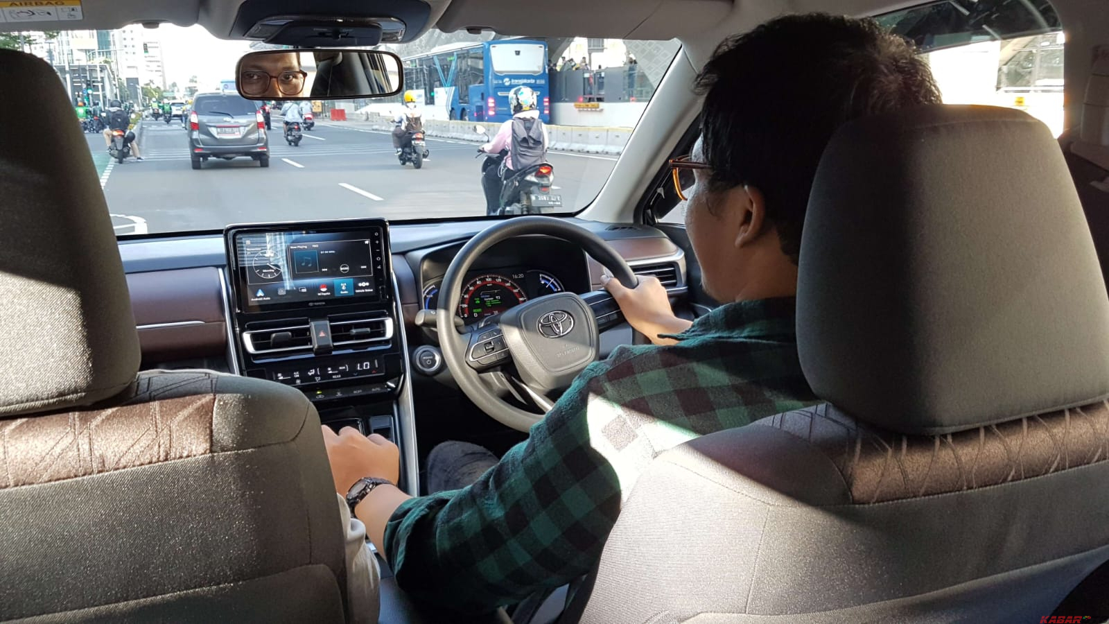 Posisi Tubuh Berkendara Mobil yang Ideal, Ini Penjelasannya