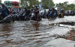 Takut Terobos Banjir Pakai Motor? Ini Tipsnya