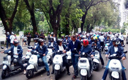 Gelar Konvoi 190 Motor Listrik, PLN Raih Penghargaan MURI