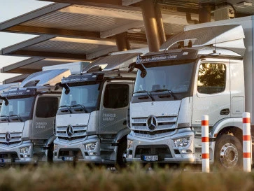 Tuntaskan Krisis 20.000 Parkir Truk, Mercedes-Benz Rilis Fitur Baru di Remote App