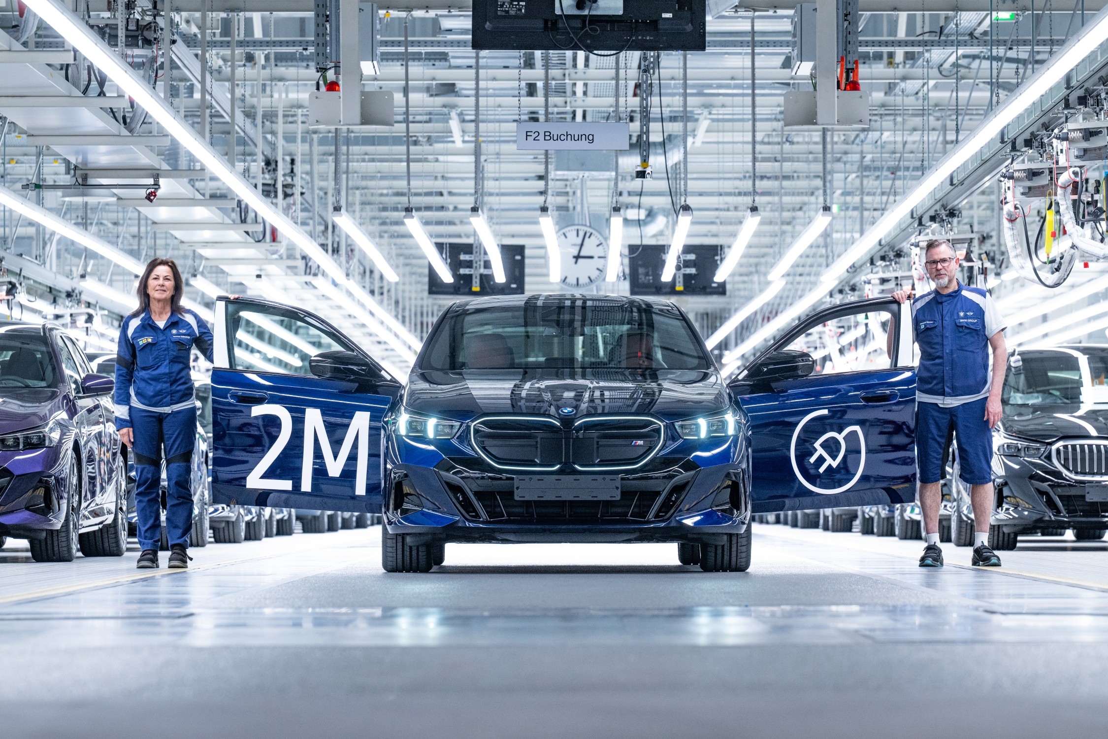 BMW Group Rayakan Produksi Mobil Listrik ke-2 Juta dari Dingolfing